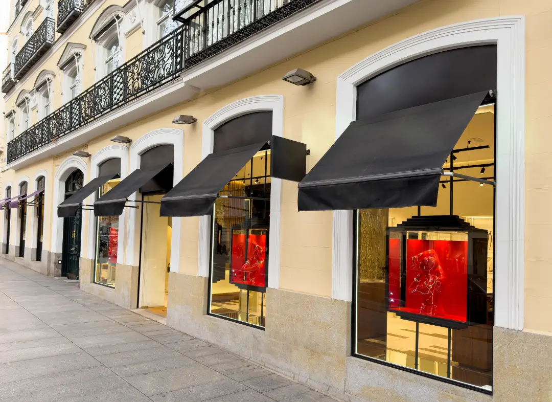 Façade vitrine de magasin en aluminium sur mesure à Sallagriffon